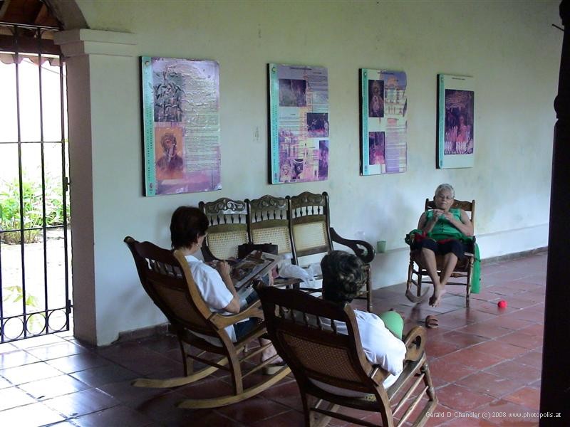 Women in Casa de la Cultura